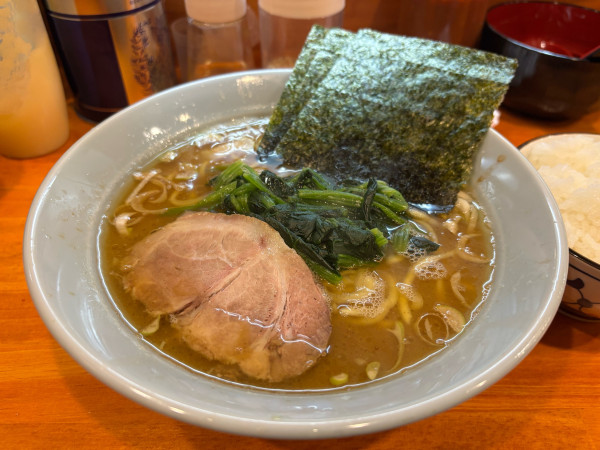 「ラーメン900円 ライス100円✖️2」@横浜家系らーめん 志の写真