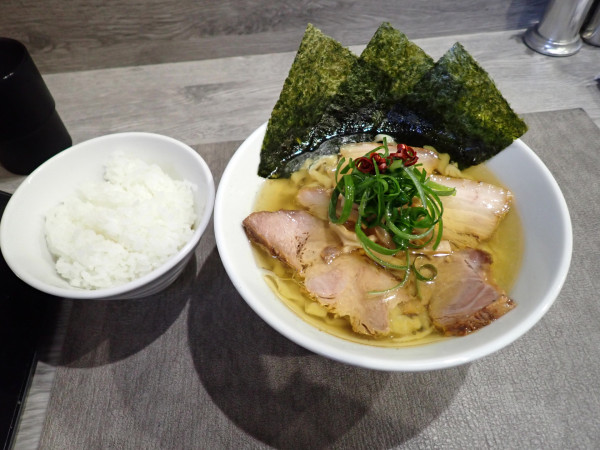 「鮭節と昆布の手打ち中華そば　肉増し2枚(1600円)」@らぁ麺屋 ひたむきの写真