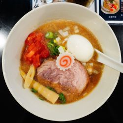 やさしい味噌らぁ麺＋刻みトマト＋白い味玉＋YEBISU