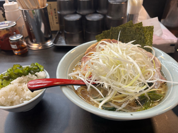 「チャーシュー麺大盛　白ネギTP」@横浜家系ラーメン 郷戸家 会津本店の写真