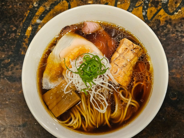 「地鶏しょうゆらーめん」@麺屋ソミーズの写真