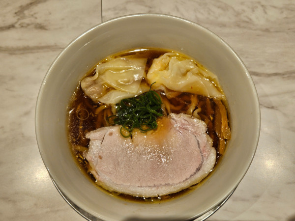 「肉・海老醤油わんたん麺【黒】」@Ramen  KURUMUの写真