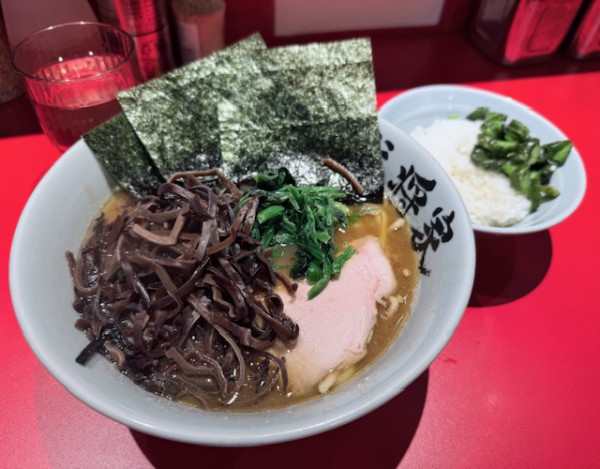 「らーめん（濃め・多め￥850）＋木耳（￥50）」@家系らーめん 武将家 浅草店の写真