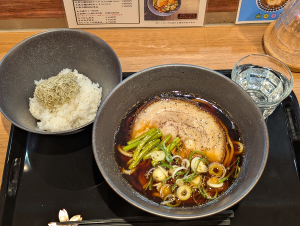「限定 黒の鶏soba とろろ昆布ご飯付」@鶏Soba Toraやの写真