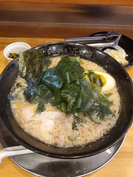 「嵐げんこつらぁめん　ワカメトッピング」@らあめん花月嵐 藤沢石川店の写真
