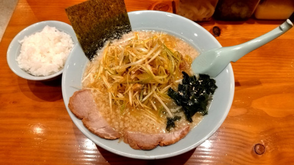 「ネギラーメン（醤油ネギ）950円＋ライス100円」@ラーメンショップ〇化 池袋店の写真