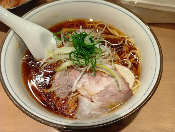 「醤油らぁ麺」@らぁ麺 くろ渦の写真