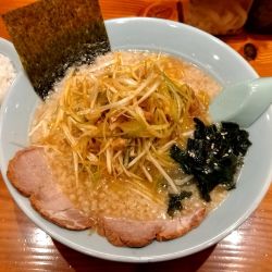 ネギラーメン（醤油ネギ）950円＋ライス100円