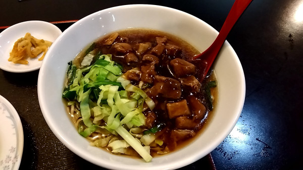 「牛バラ肉醤油煮ラーメン（９９０円）」@大福館の写真