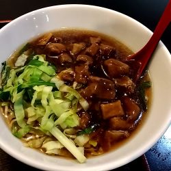 牛バラ肉醤油煮ラーメン（９９０円）