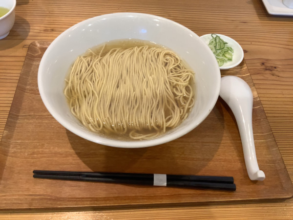 「岩手県ほろほろ鳥だしの　かけラーメン（塩）1200円」@ラーメン ル・デッサンの写真