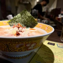 オニオンオイルの豚塩生姜チャーシュー麺