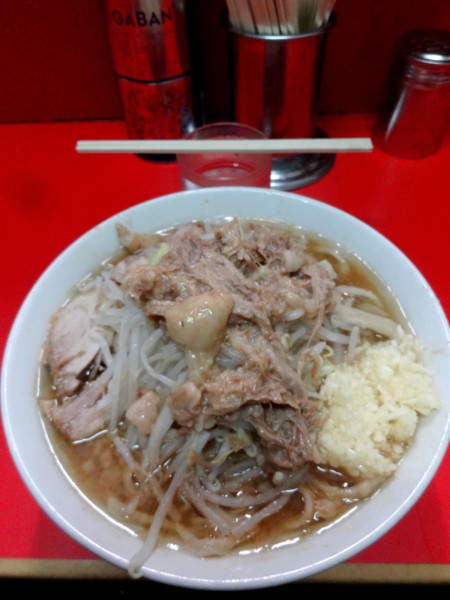 「小（豚1枚）1050円　野菜少なめニンニクアブラ」@ラーメン二郎 松戸駅前店の写真