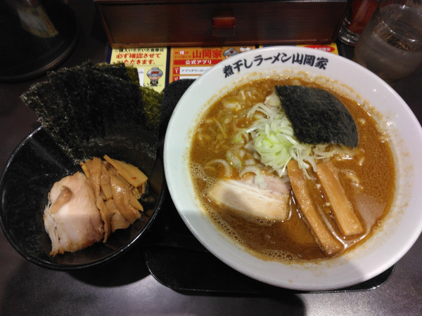 「辛煮干しラーメン850円(アプリクーポンで３つ無料)」@煮干しラーメン山岡家 狸小路4丁目店の写真
