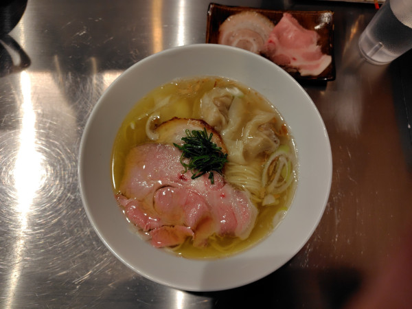 「ワンタン付き地鶏と豚の塩らぁ麺1200円」@麺しかのの写真