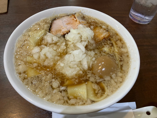「玉ねぎ背脂ラーメン　（味玉トッピング）」@らーめん 木陰 四街道店の写真