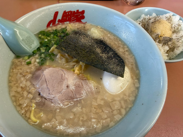 「プレミアム塩とんこつ+半ライス」@ラーメン山岡家 上尾店の写真