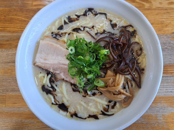 「鶏塩そば(大盛)+黒マー油」@ひかり食堂の写真
