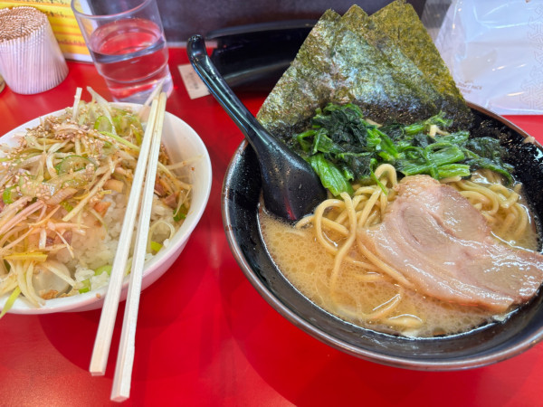 「醤油ラーメン　ネギ丼」@らっち家 下川井店の写真
