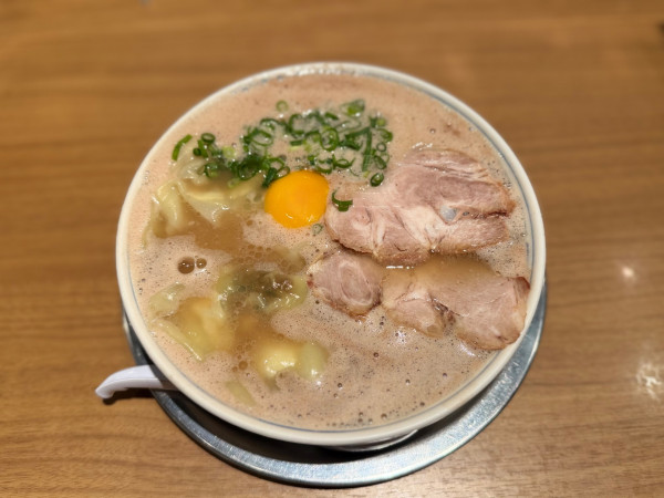 「月見ワンタンメン(ばりかた) 1180円」@三代目 博多 だるま アクアシティお台場店の写真