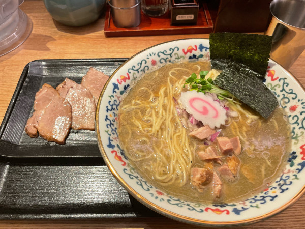 「季節限定 煮干そば(大盛り)+肩ロースチャーシュートッピング」@中華そば 勝本の写真