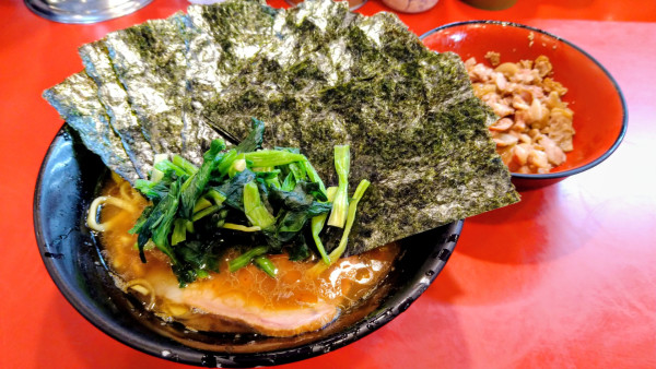 「ラーメン(味濃いめ･麺硬め)+海苔･叉焼まぶし」@家系総本山 ラーメン吉村家の写真