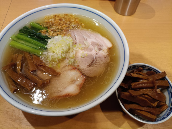 「塩らぁ麺　　1350円　　メンマ　　100円」@らぁ麺 すぎ本の写真