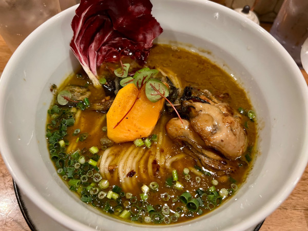 「カキのらーめんセメント仕立てにんにくケッパーバターオイル」@海老丸らーめんの写真