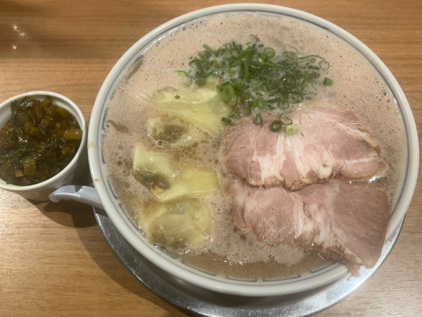 「ワンタン麺¥1,100替玉¥150高菜¥100」@三代目 博多 だるま アクアシティお台場店の写真