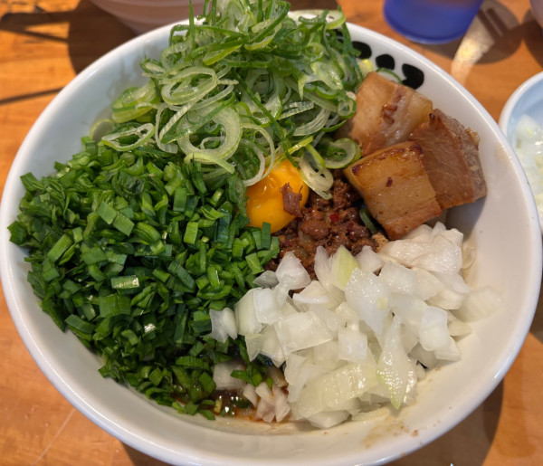 「九条ネギ増し台湾混ぜそば +コロチャー +玉葱 +ニラ」@麺屋こころ 六角橋店の写真