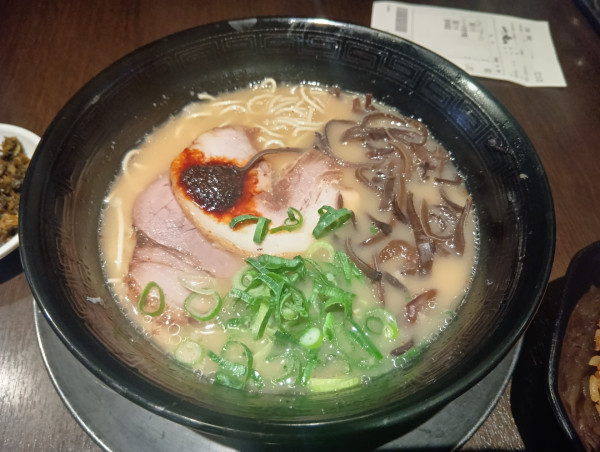 「とんこつラーメン　替玉×３」@元祖博多中洲屋台ラーメン 一竜 西新宿店の写真