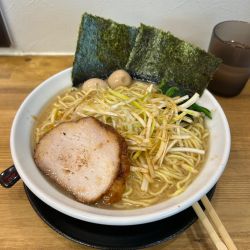 豚骨醤油ラーメン980円　大盛り150円