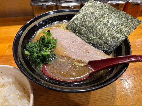「ラーメン並(硬め)＋半ライス」@横浜家系ラーメン 宗八 柏本店の写真