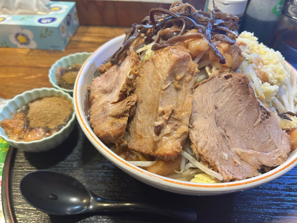 「大豚ラーメン(全マシ)+シビレ脂+カレー脂」@ラーメンめじの写真