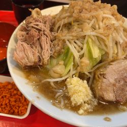 大ラーメン(全マシアブラマシマシ辛揚げ別皿)+ほぐし豚+生卵