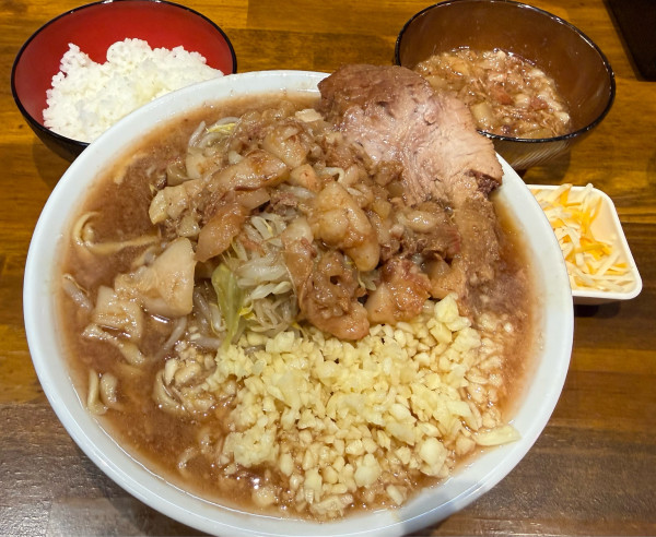 「ラーメン小+チーズ+味付アブラ+半ライス」@ラーメンマルキの写真