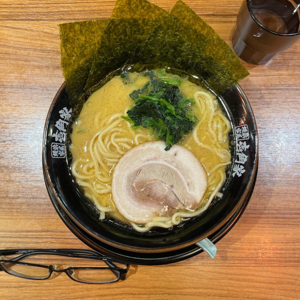 「家系ラーメン（醤油 並）」@横浜家系ラーメン 壱角家 秋葉原東口店の写真
