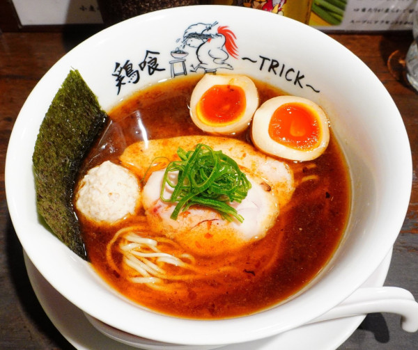 「味玉鶏と鰹の醤油らーめん＋エビス（中瓶）」@鶏喰～TRICK～の写真