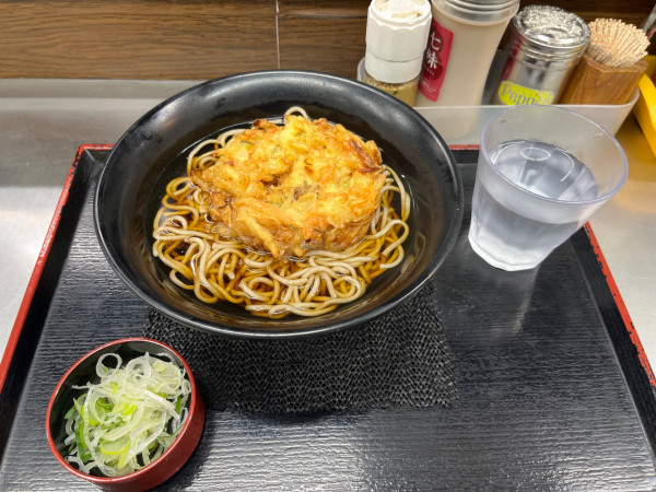 「かき揚げ天そば470円」@菜の花そば ペリエ西船橋店の写真