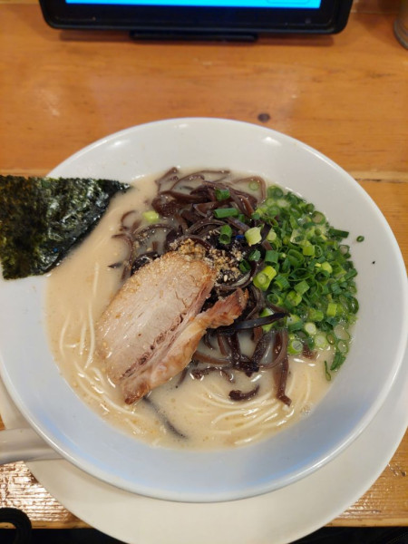 「まるきんラーメン＋炊き込みご飯＋替え玉＋キクラゲ」@博多まるきんラーメン 中延店の写真