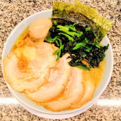 ラーメン（中盛）＋（煮玉子・ホウレンソウ・チャーシュー5枚）
