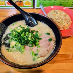 半チャーハン+博多ラーメンセット 880円