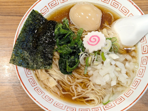 「あっさり煮干＋煮卵＋玉葱」@喜多方食堂 山海の写真