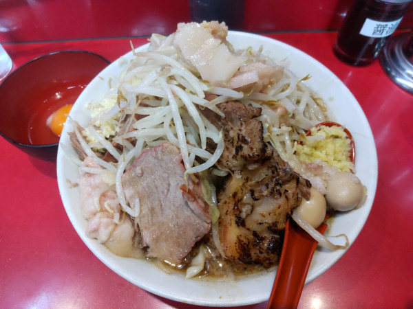 「小ラーメン＋生玉子、炙､ショウガ半分」@ラーメン二郎 西台駅前店の写真
