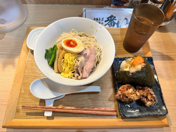 「冷やし中華と番い上おにぎり（レアチャーシュー卵黄）とまぶしからあ」@中華そば おにぎり 番いの写真