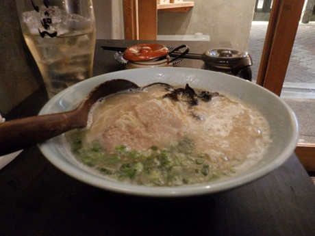 「博多とんこつラーメン」@博多串焼き いっぽんの写真