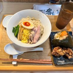 冷やし中華と番い上おにぎり（レアチャーシュー卵黄）とまぶしからあ