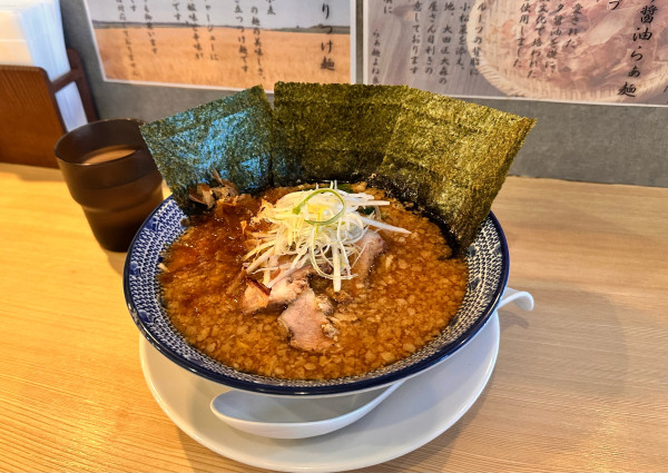「江戸前こってり正油らぁ麺」@らぁ麺 よね良の写真