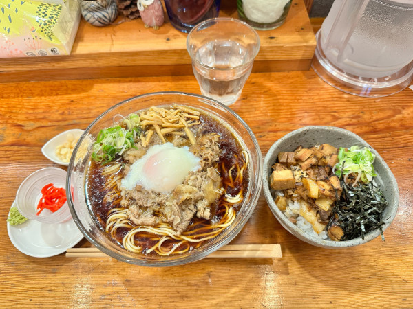 「冷製牛すじ煮込みラーメンと肉まんま」@麺屋とらいわの写真