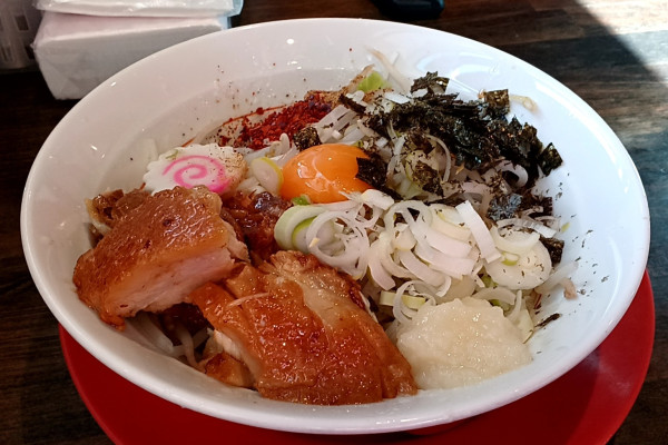 「まぜにぼ（880円）」@麺と飯 トンじろの写真